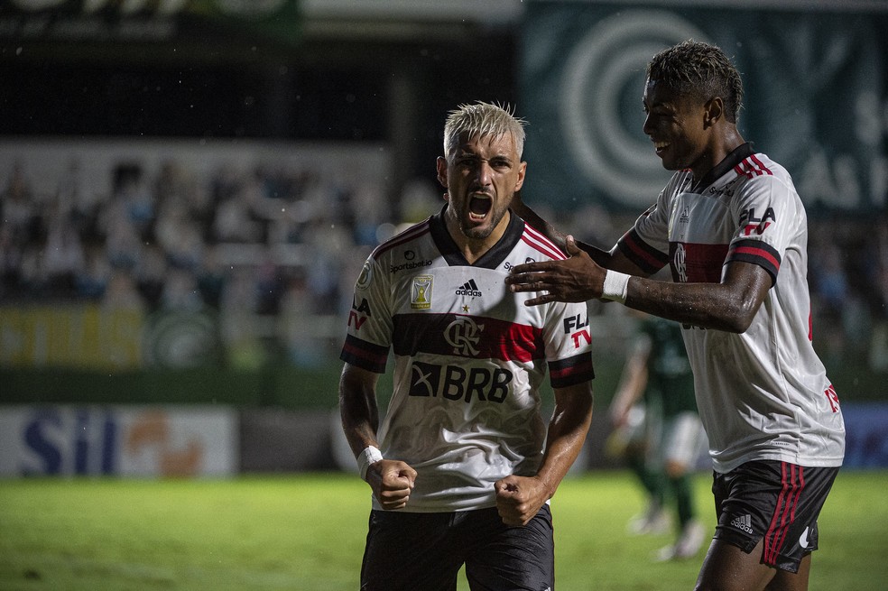 Arrascaeta comemora gol pelo Flamengo